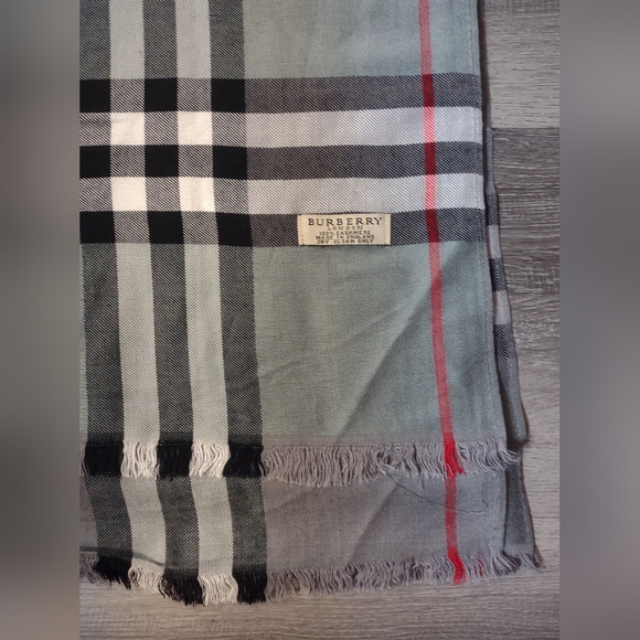 Burberry Gray 100% Cashmere Scarf - Picture 6 of 9